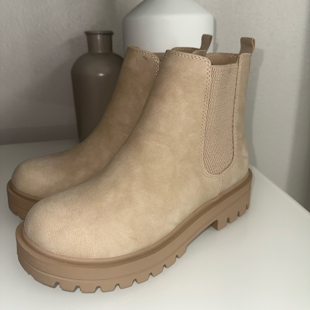 NEW WOMENS BOOTS